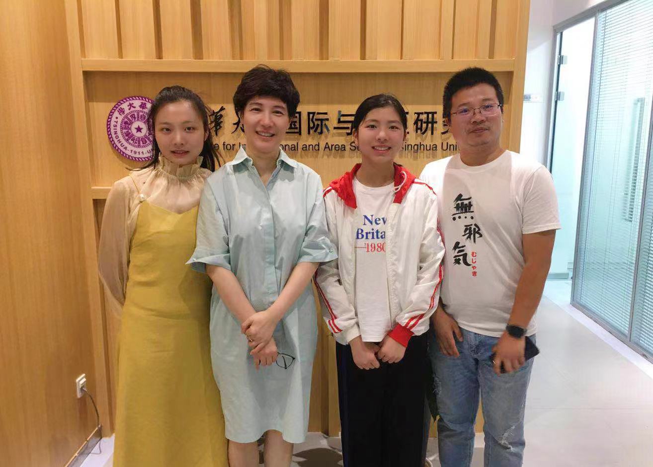 图为基金会秘书长接待到京参与城乡交流与培训的乡村老师和学生代表。